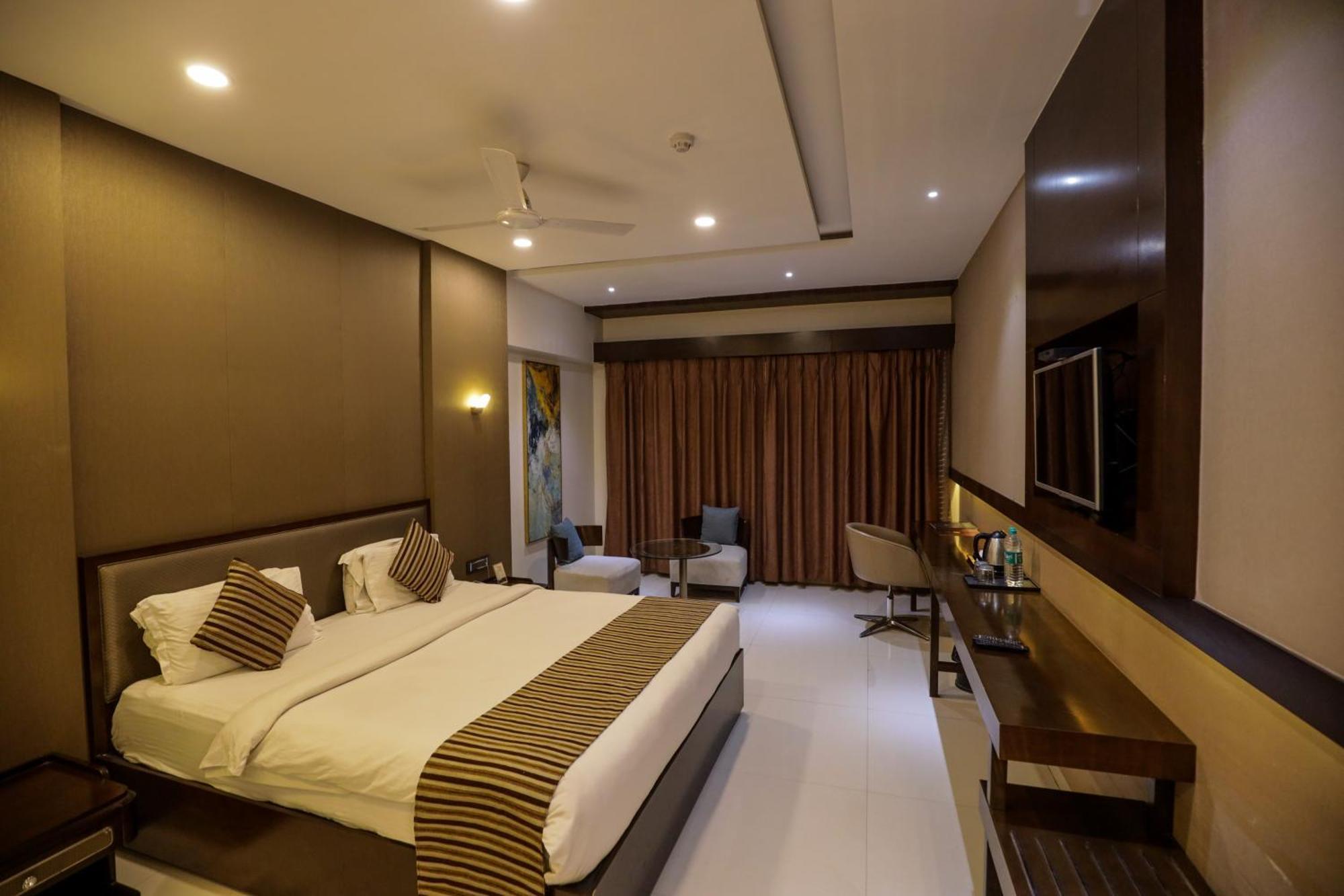 Hotel Atithi, Aurangabad Ngoại thất bức ảnh