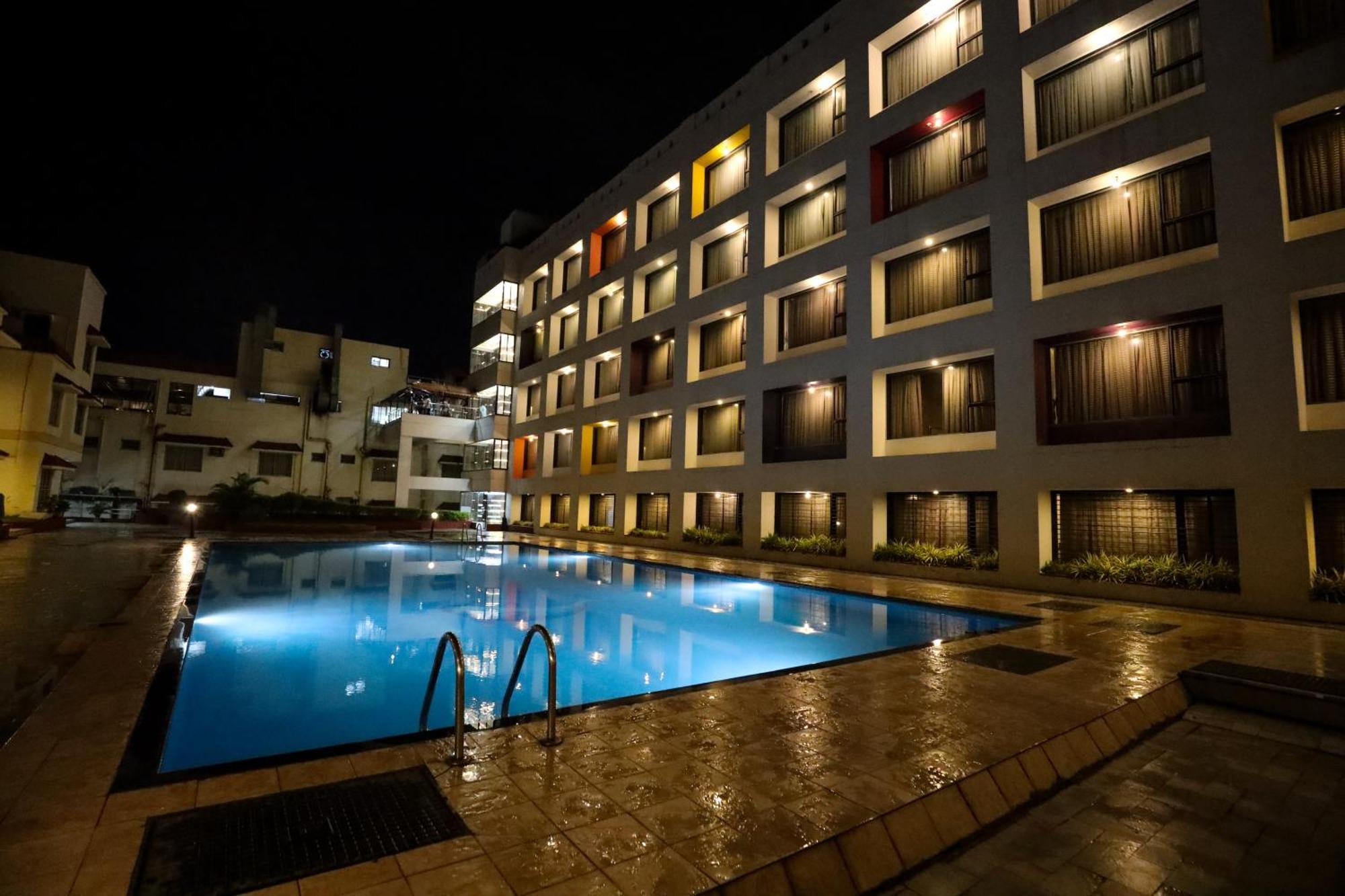 Hotel Atithi, Aurangabad Ngoại thất bức ảnh